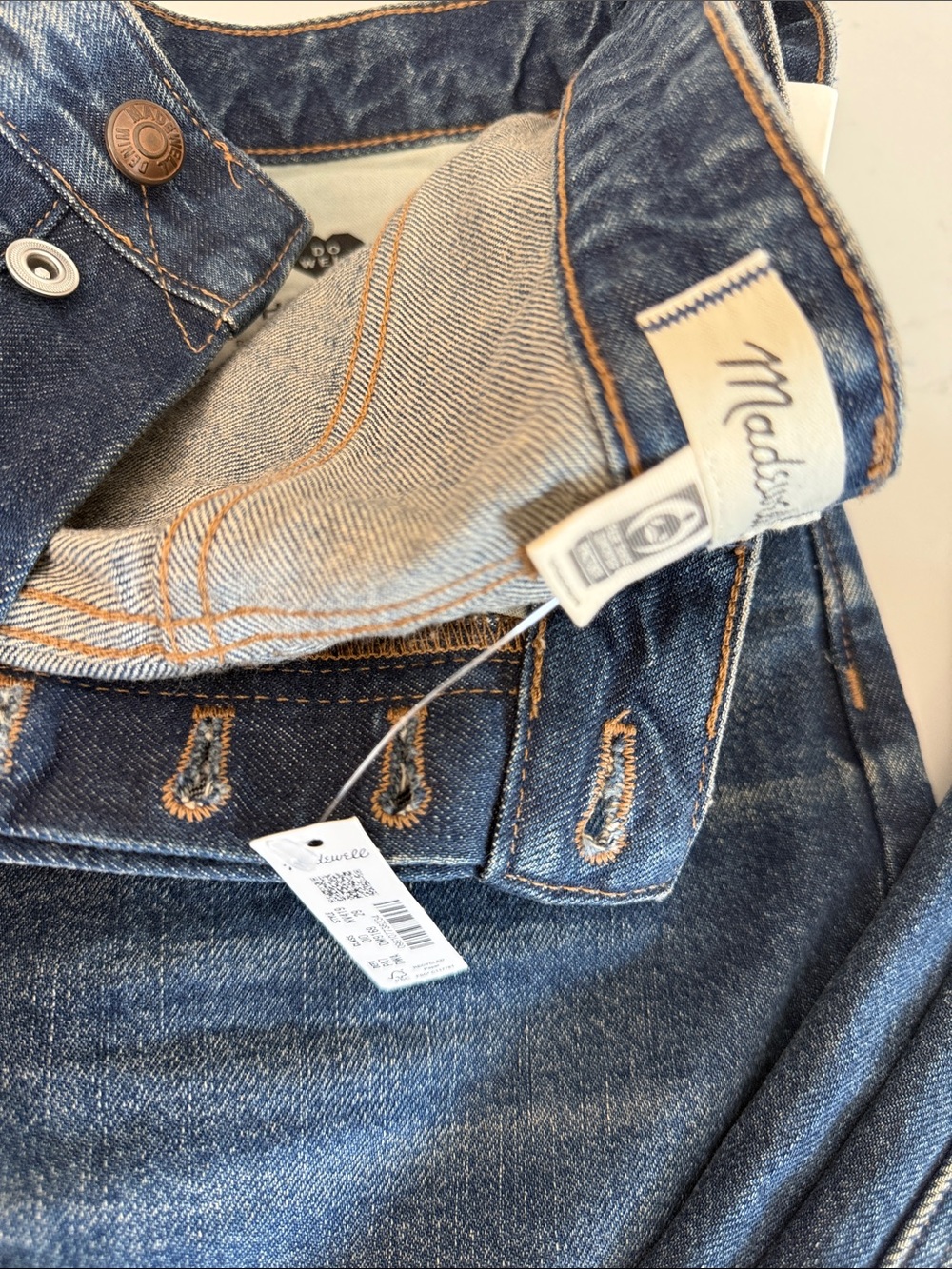 Madewell curvy darted barrel leg jeans in size 29. - Picture 4 of 6